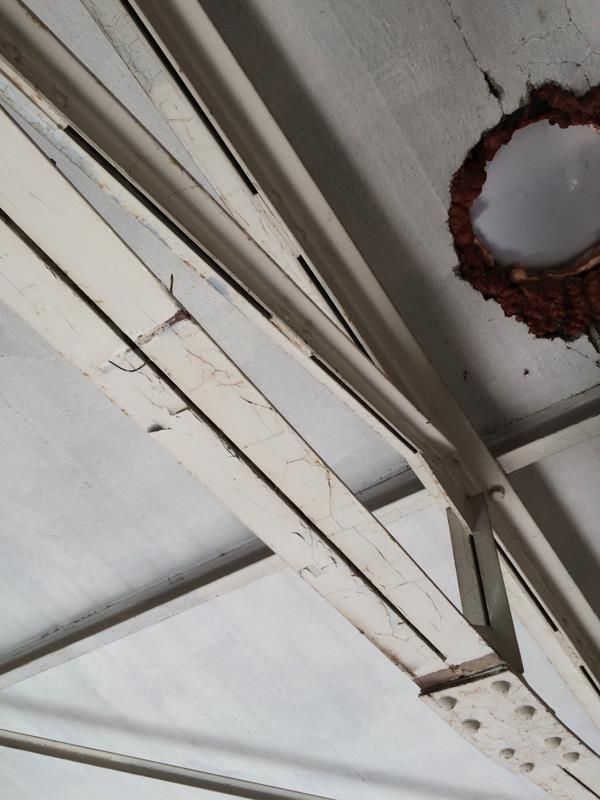 Eine Decke, an der eine Lampe hängt