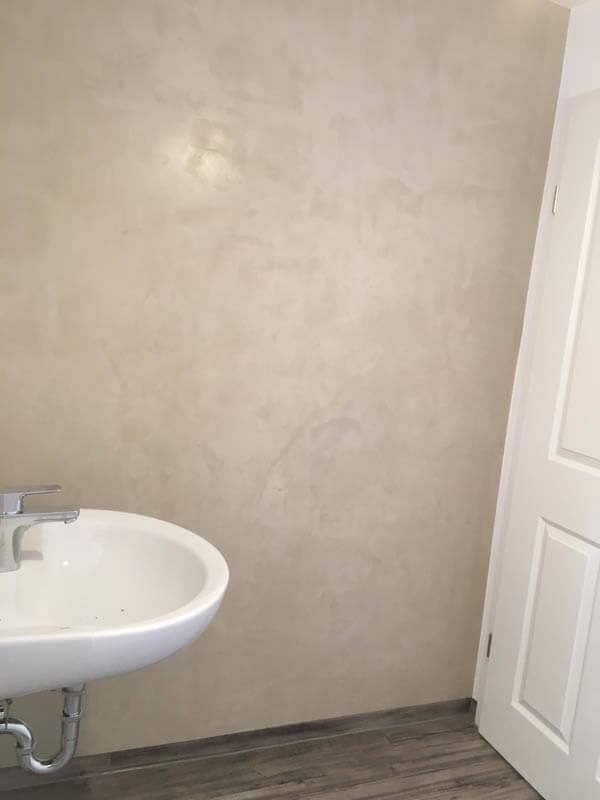 Ein Badezimmer mit Waschbecken und Tür.