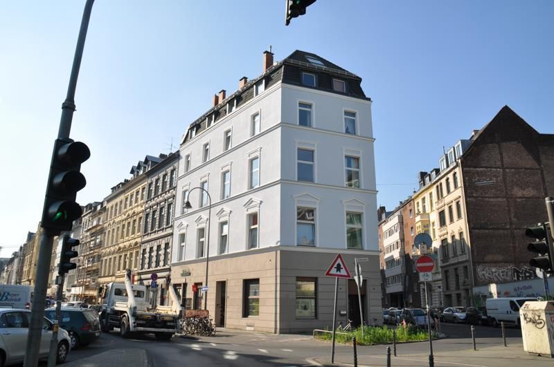 Eine belebte Stadtstraße mit einem weißen Gebäude in der Mitte