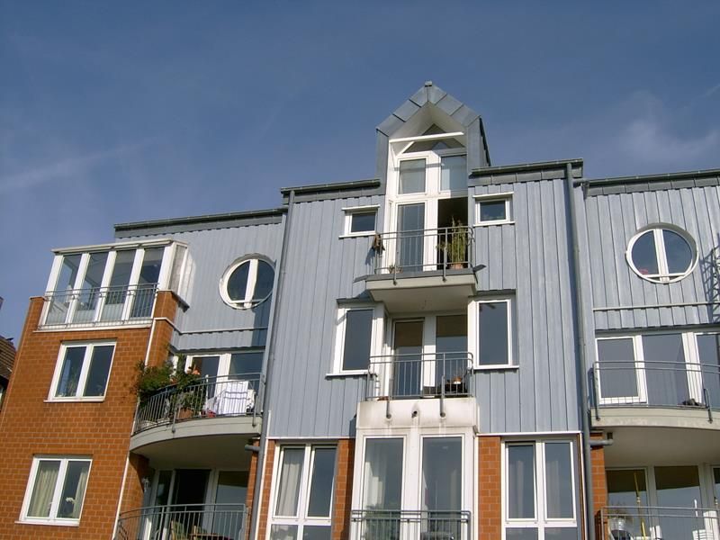 Ein Gebäude mit vielen Fenstern und Balkonen