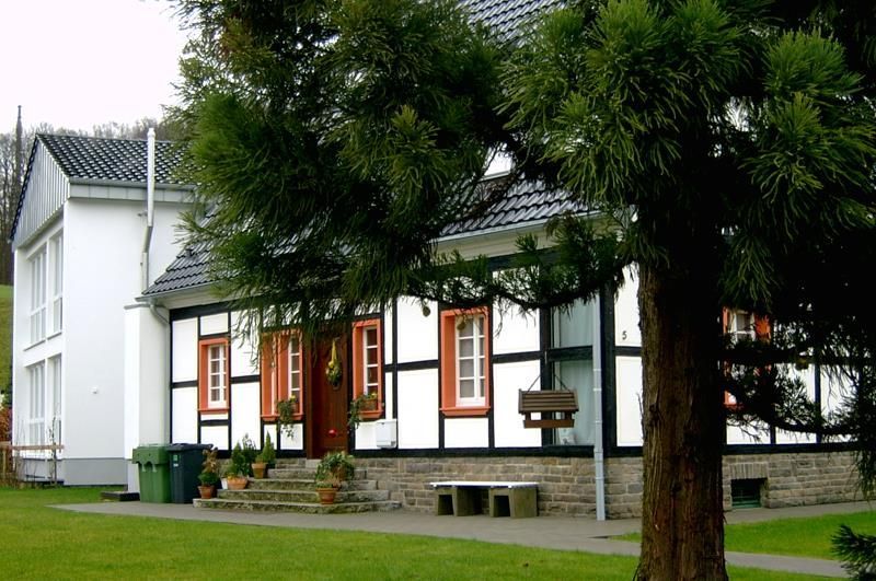 Ein weißes Haus mit einem Baum davor