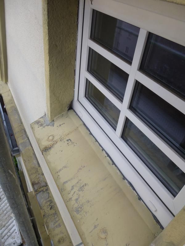 Ein Fenster an einem Gebäude mit einem weißen Rahmen