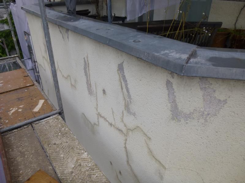 Eine Nahaufnahme einer Wand, an der die Farbe abblättert.