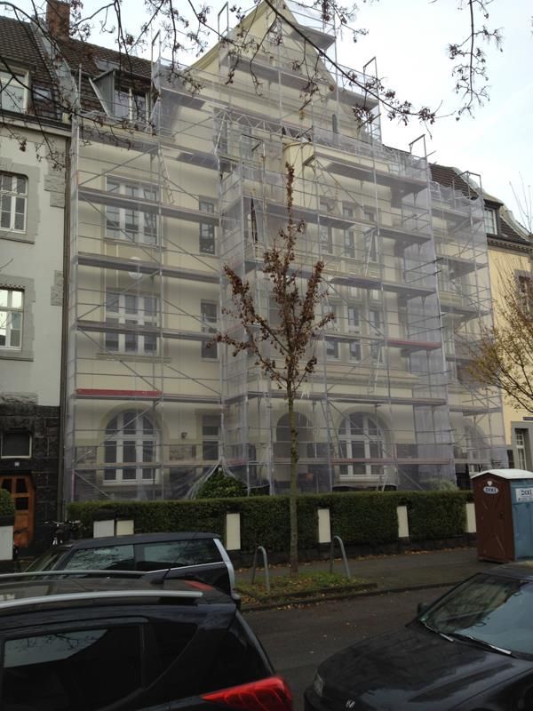 Ein Gebäude mit Gerüst an der Seite