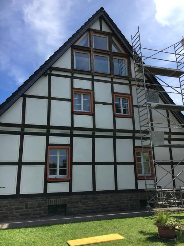 Ein Haus mit einem Gerüst davor