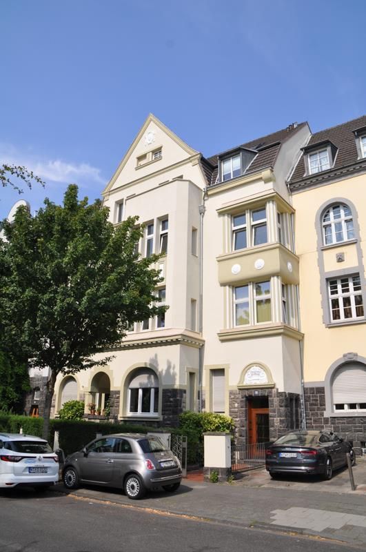 Eine Reihe von Autos parkt vor einem großen Gebäude