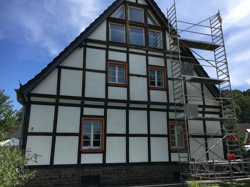 Ein Haus mit Gerüst an der Seite