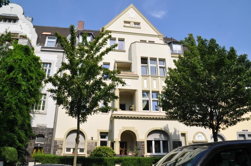 Ein Auto steht vor einem großen Gebäude