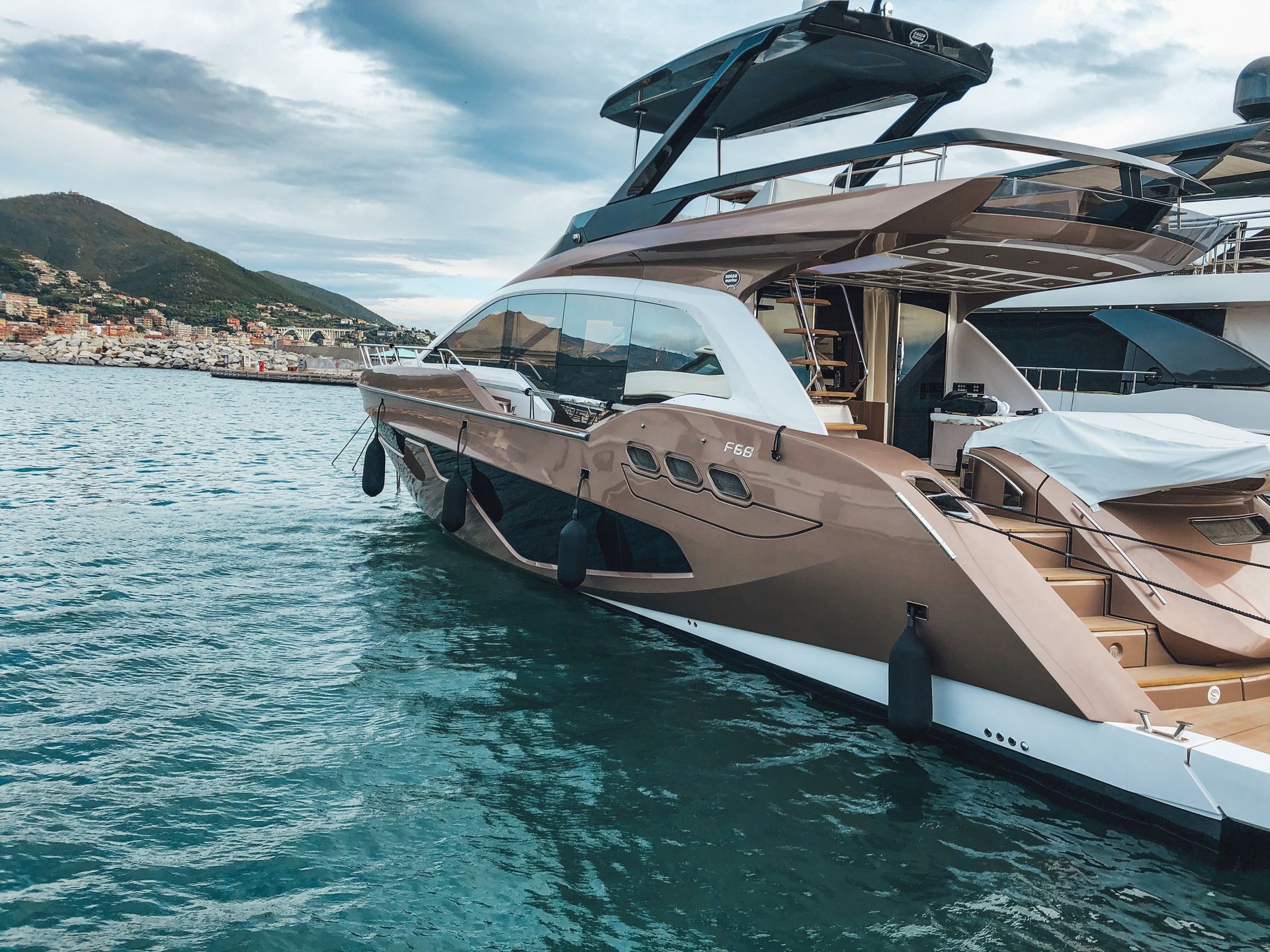 Yacht dans une marina avec pare-battages FenderSystem