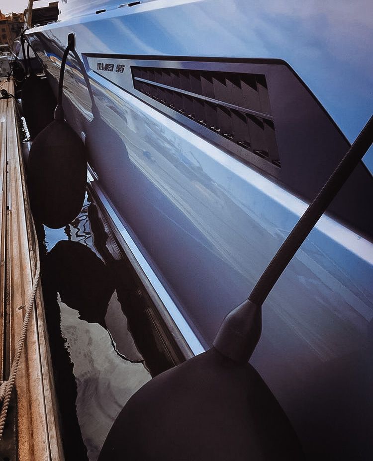 Yacht luxueux à quai avec pare-battage FenderSystem