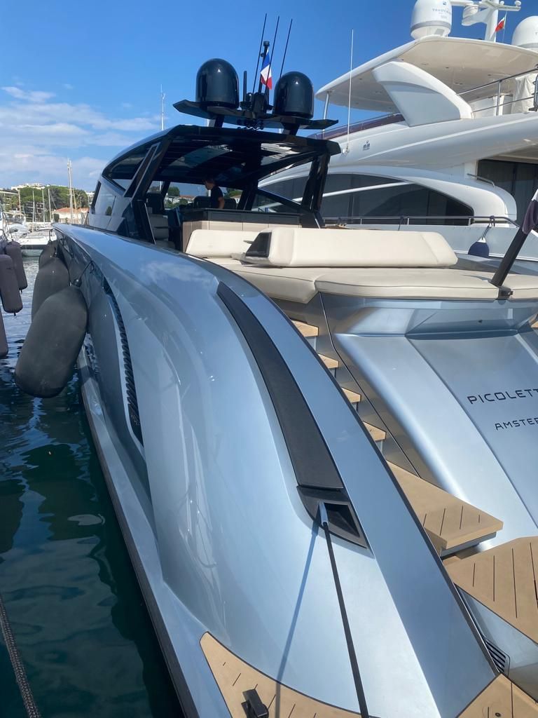 Yacht luxueux à la coque argentée