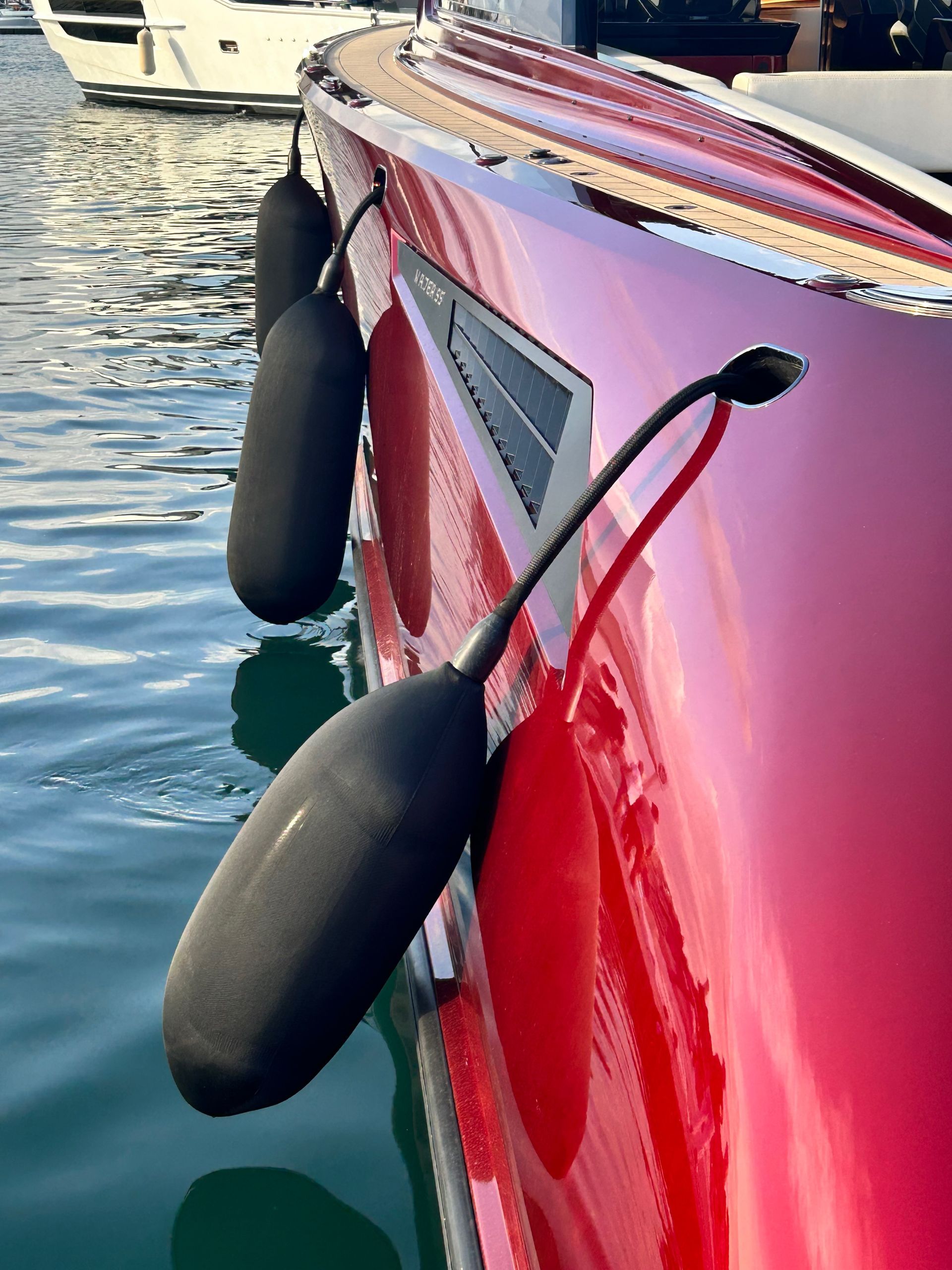 Yacht rouge avec pare-battages FenderSystem
