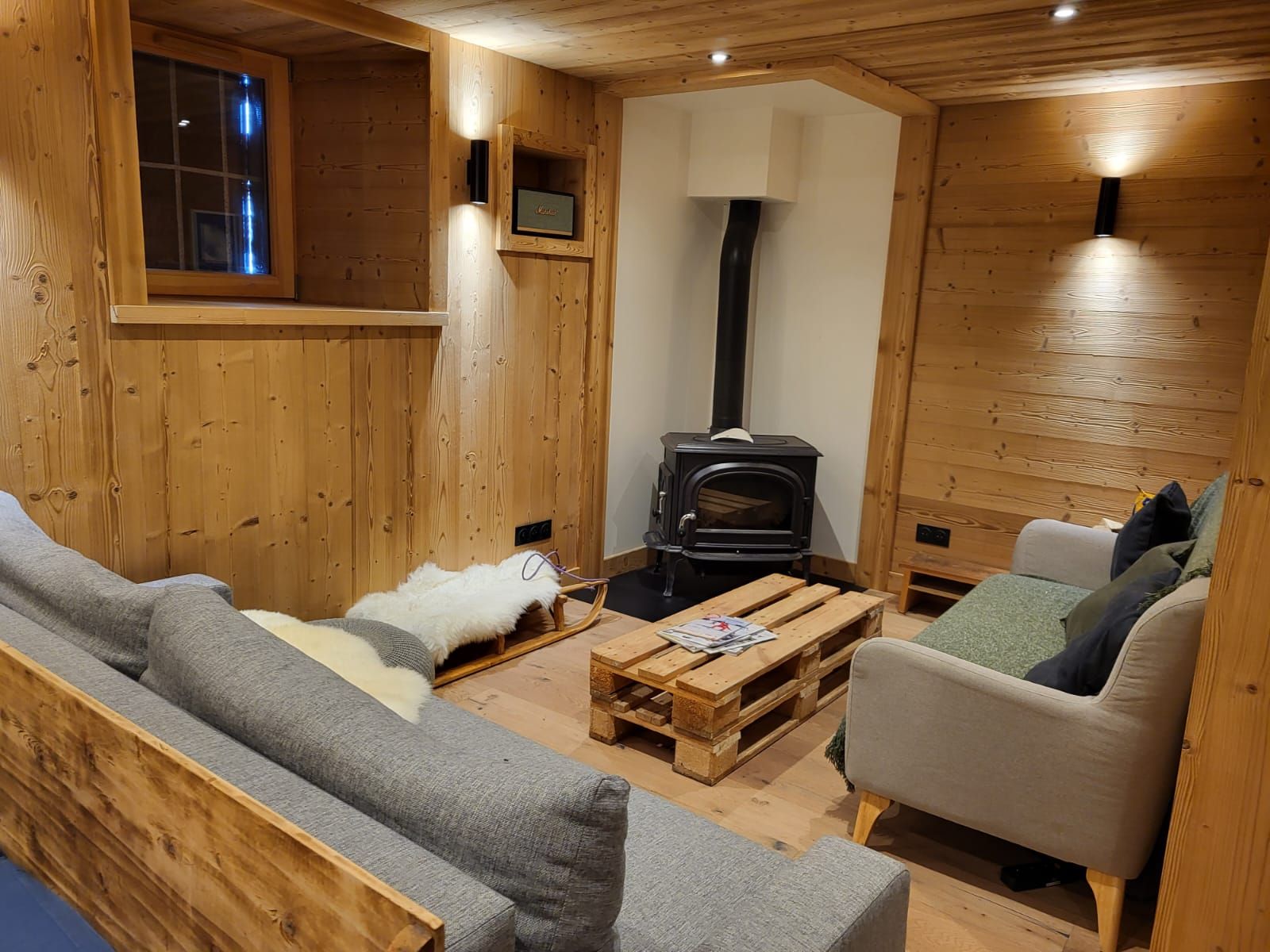 Aménagement d'appartement, pièce de vie redécorer avec meubles et murs en bois