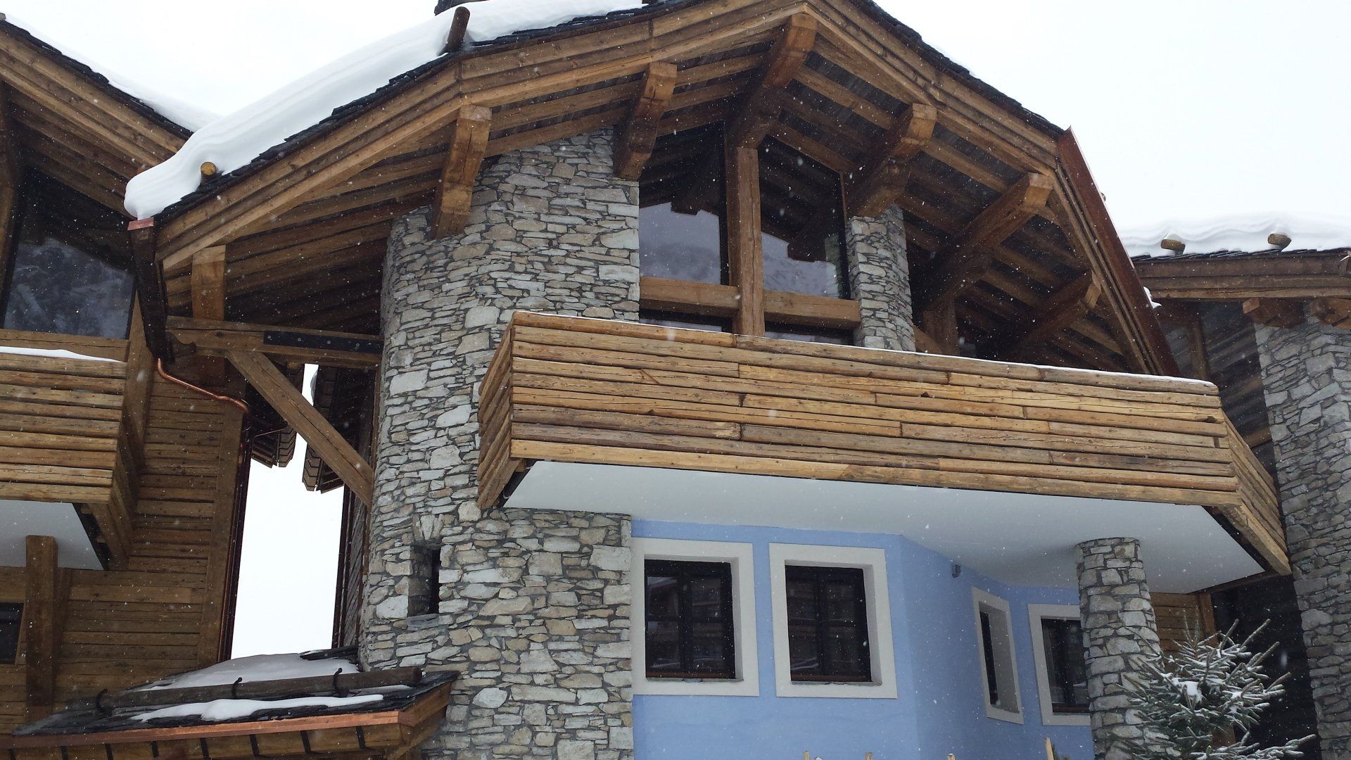 Façade d'un chalet en pierre