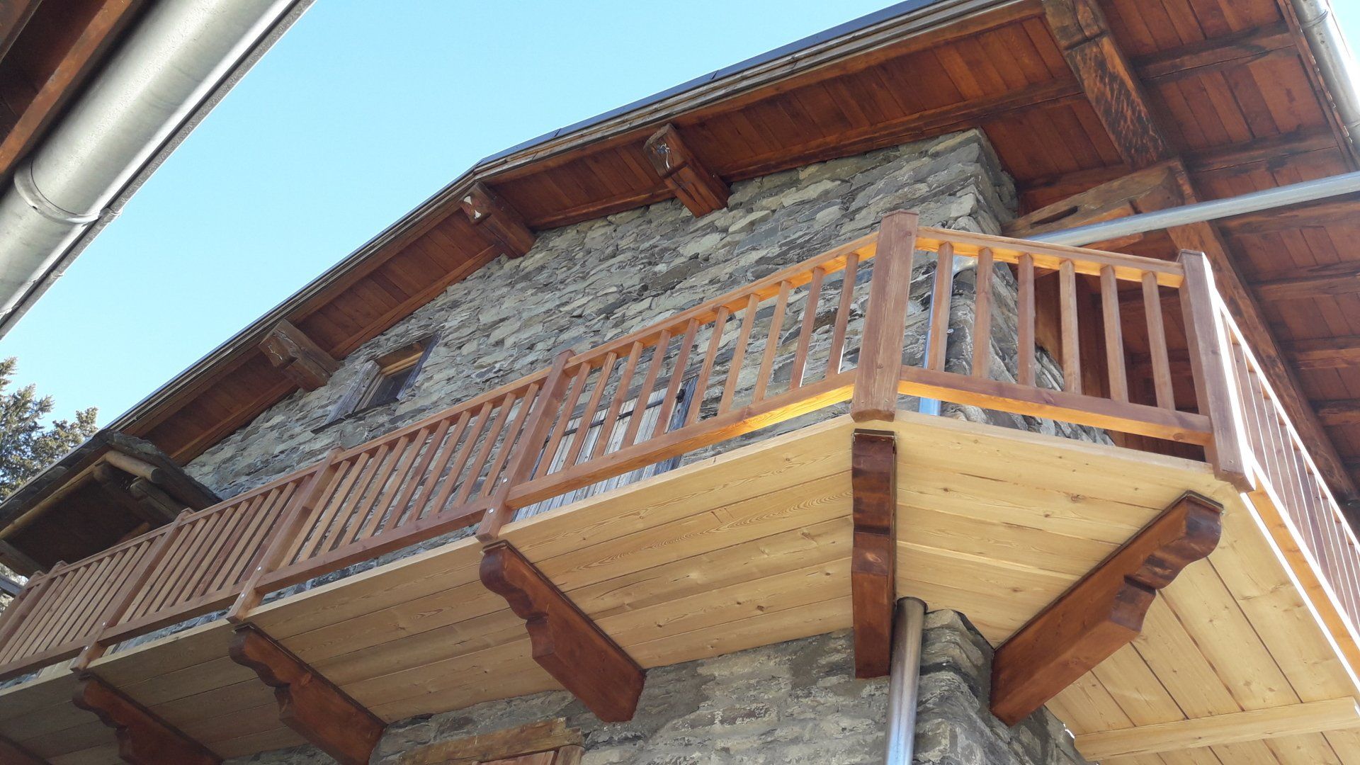 Balcon en bois vue du dessous