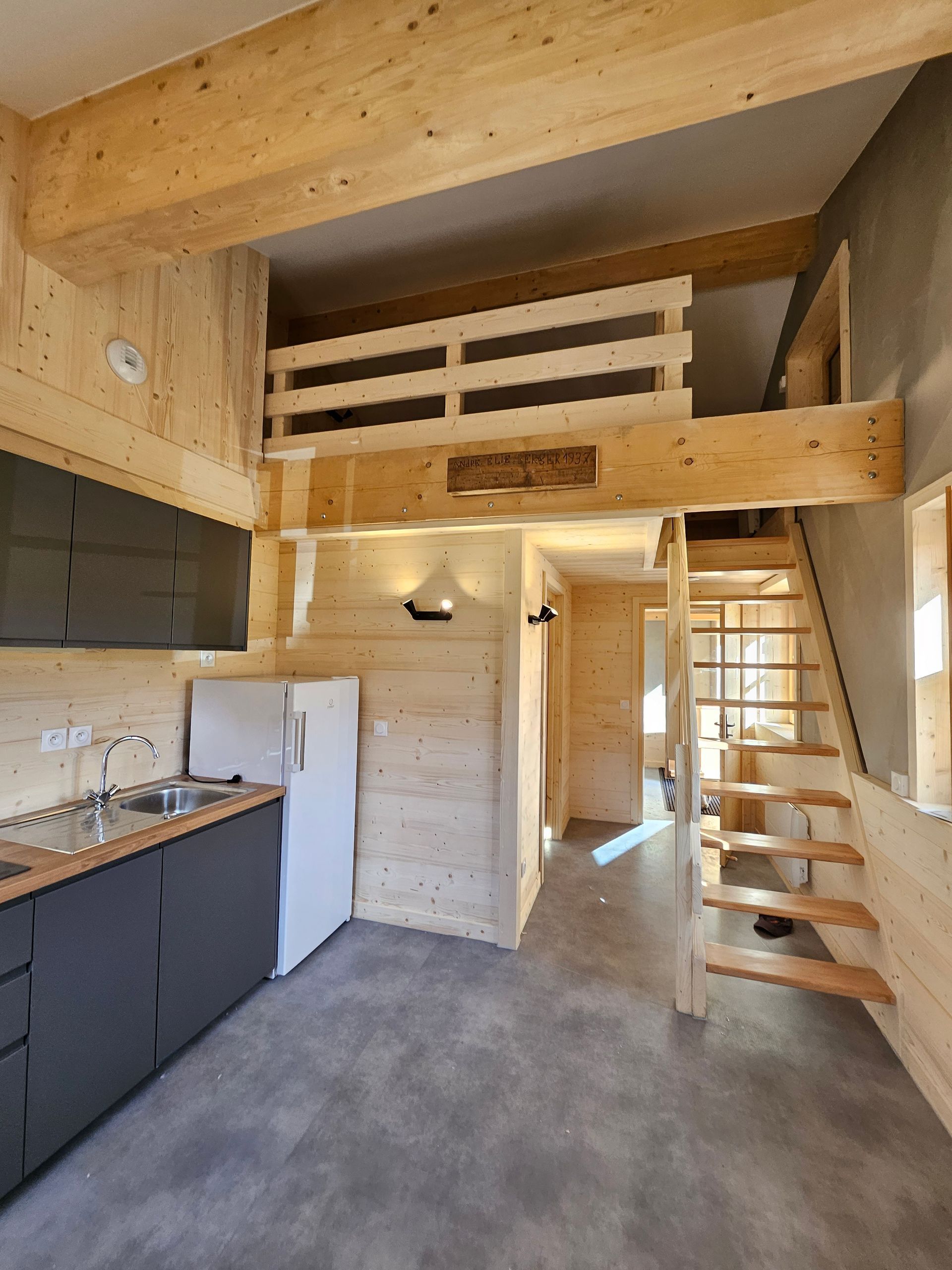 Appartement entièrement réaménagé en bois avec mezzanine
