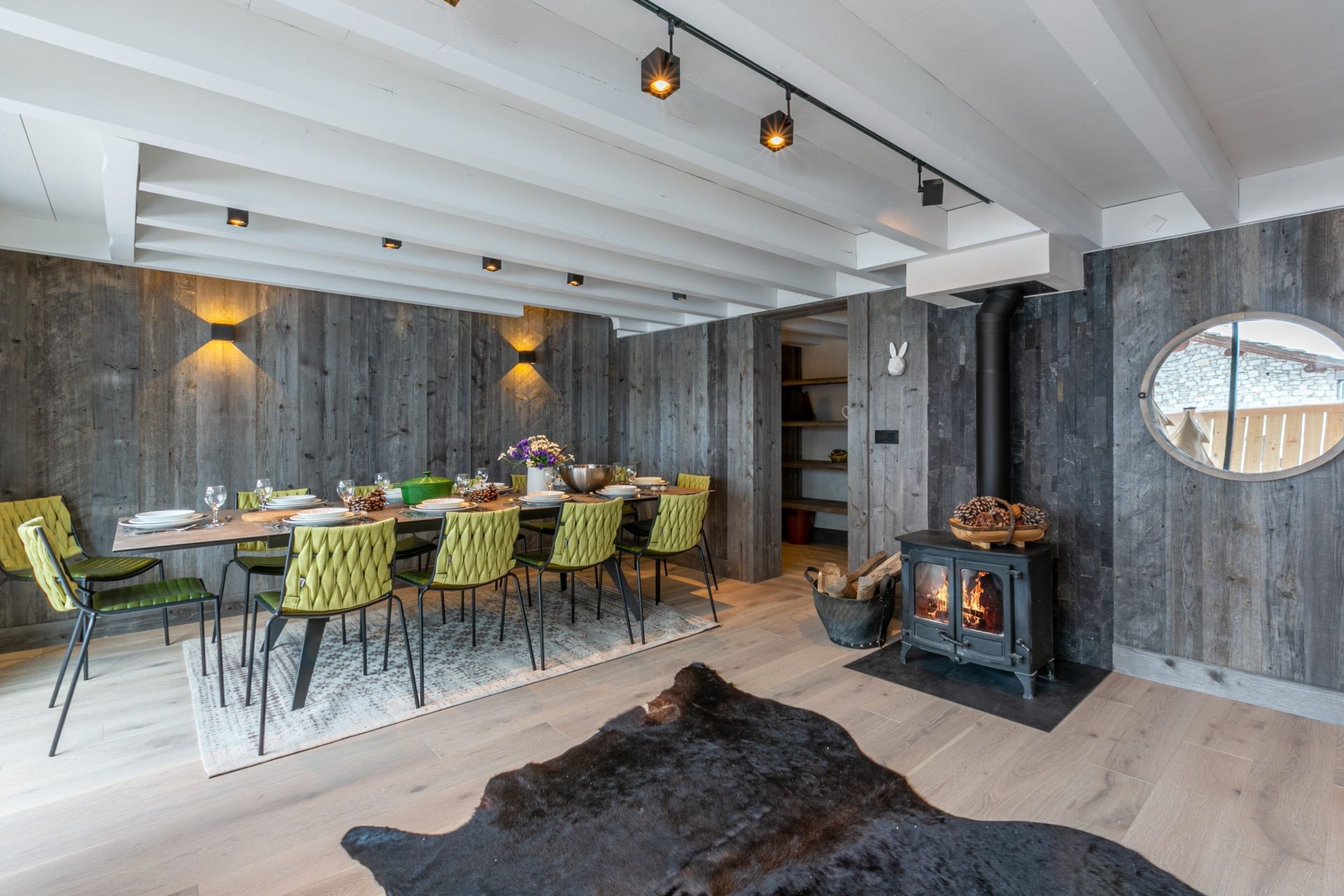 Pièce de vie entièrement aménagé
avec mur en bois foncé