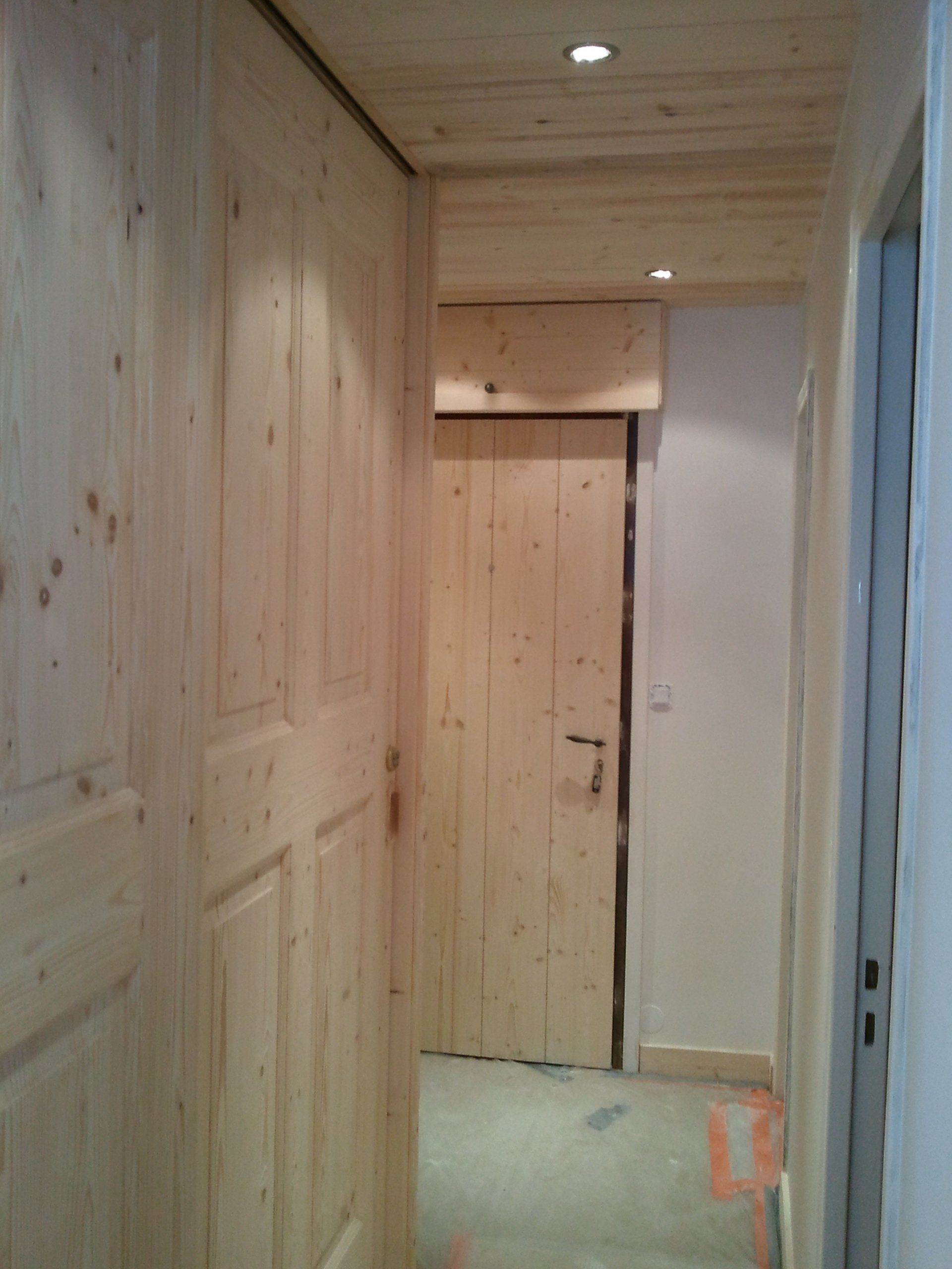 Porte d'entrée et couloir aménagé en bois