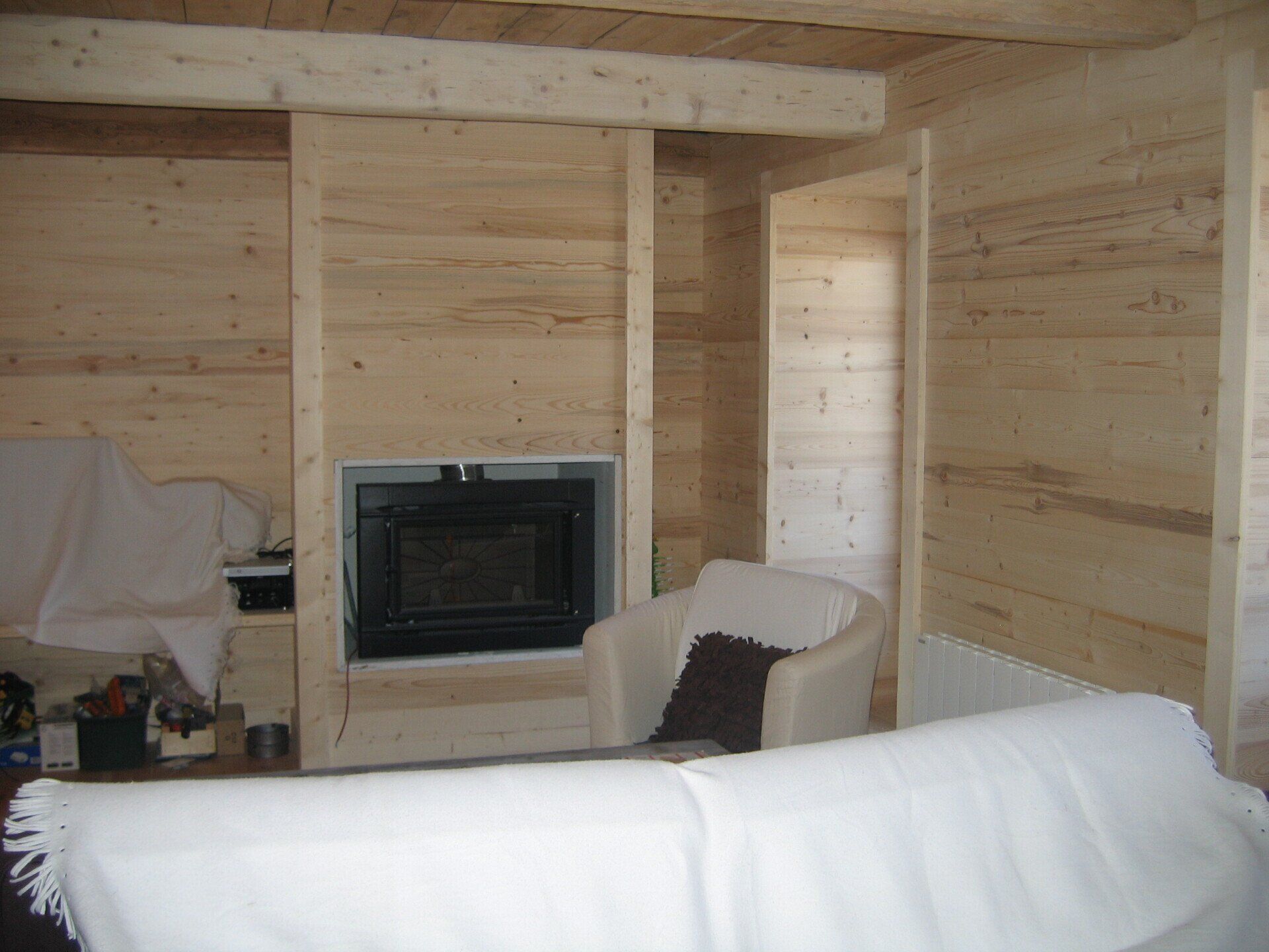 Reprise mur en bois avec contour de cheminée