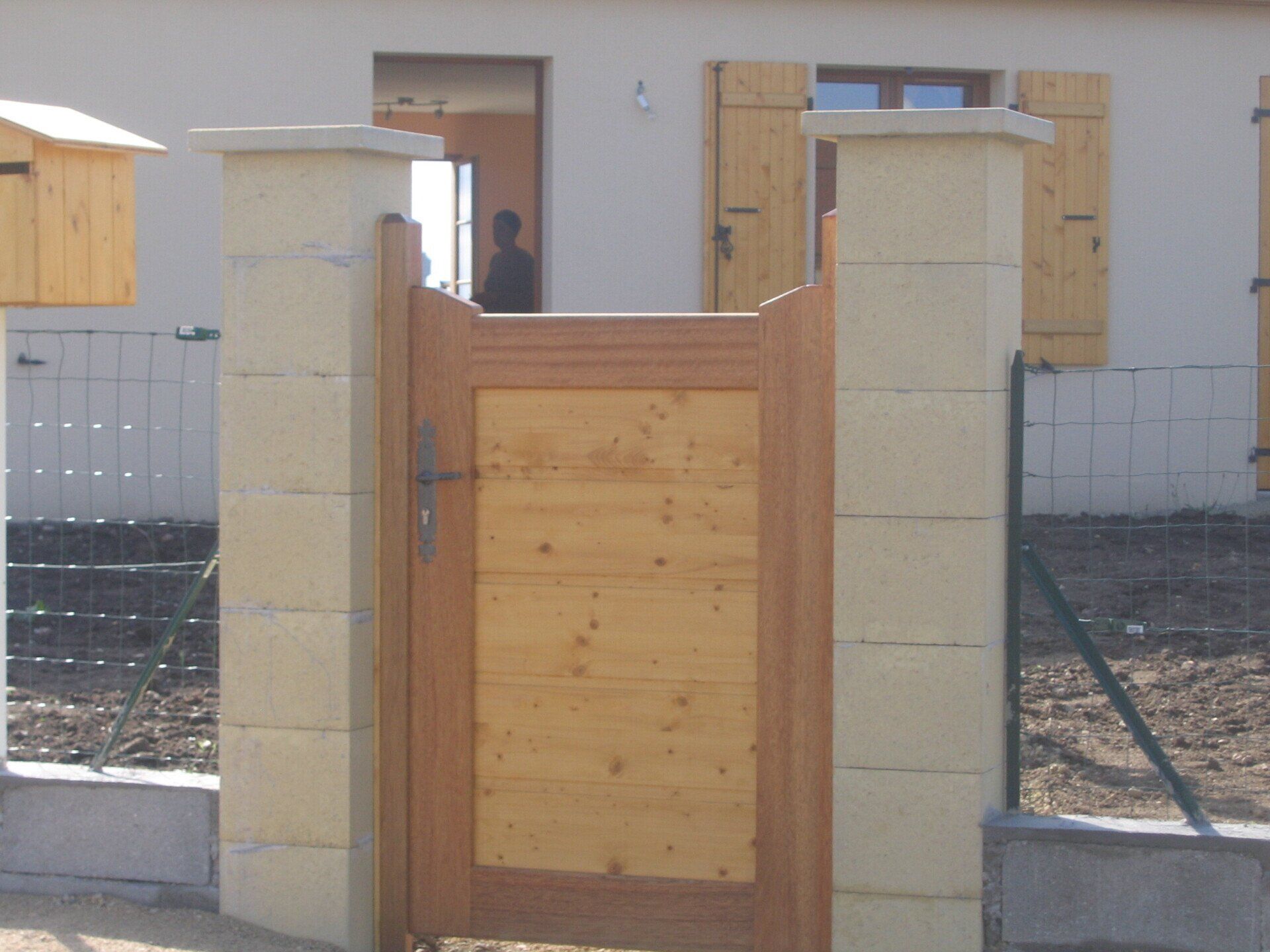 Portillon en bois avec 2 pilliers en pierre