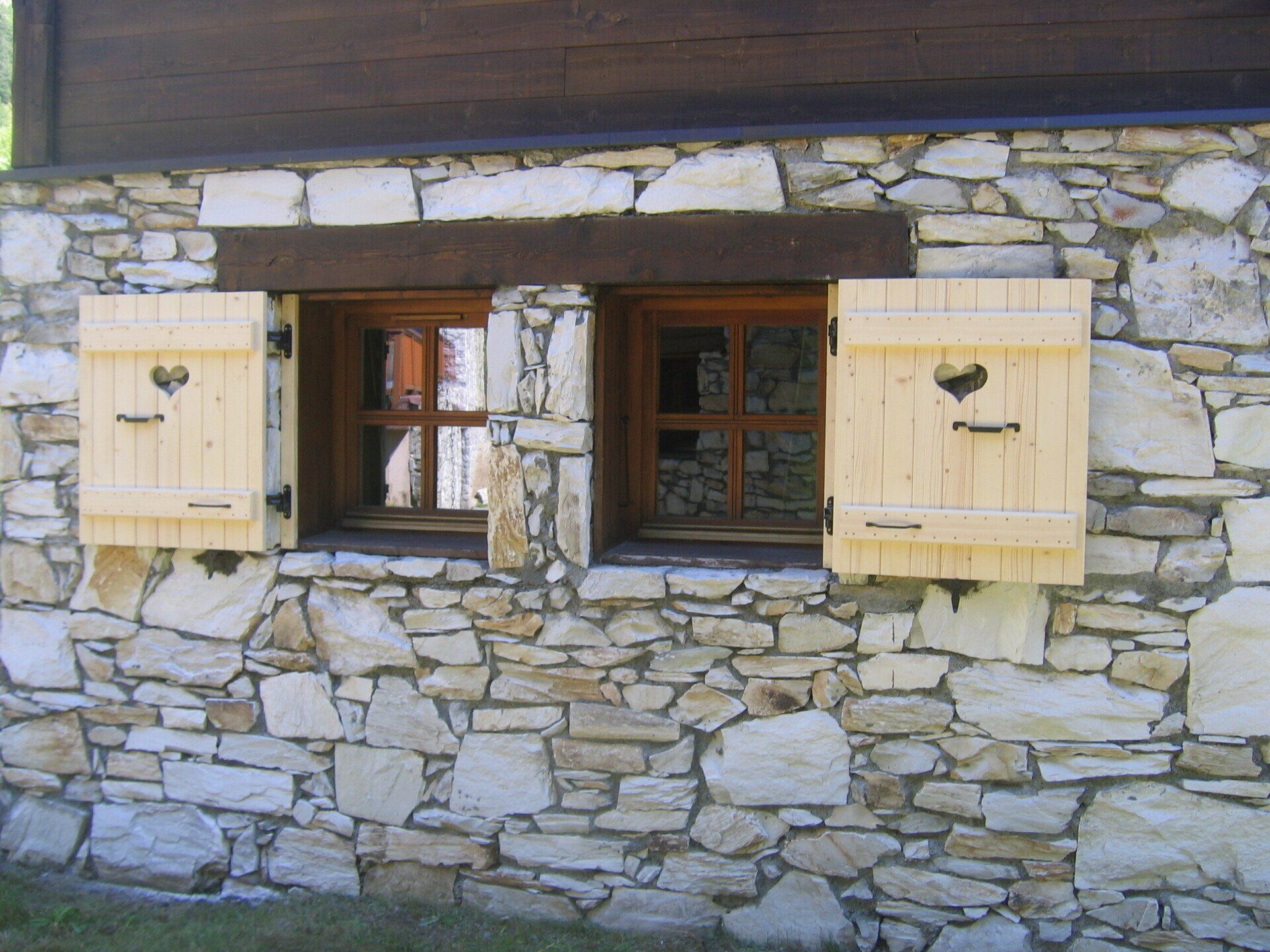 Fenêtres en bois avec volets ouverts