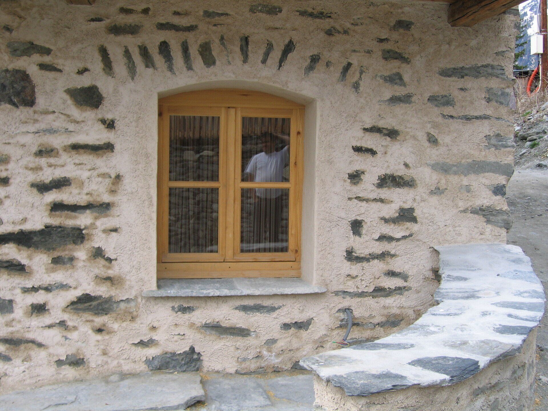 Pose d'une fenêtre en bois de forme arrondie