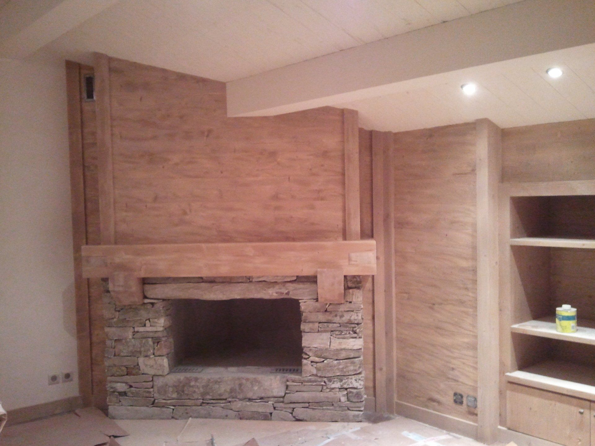 Meuble bois au dessus d'une cheminée