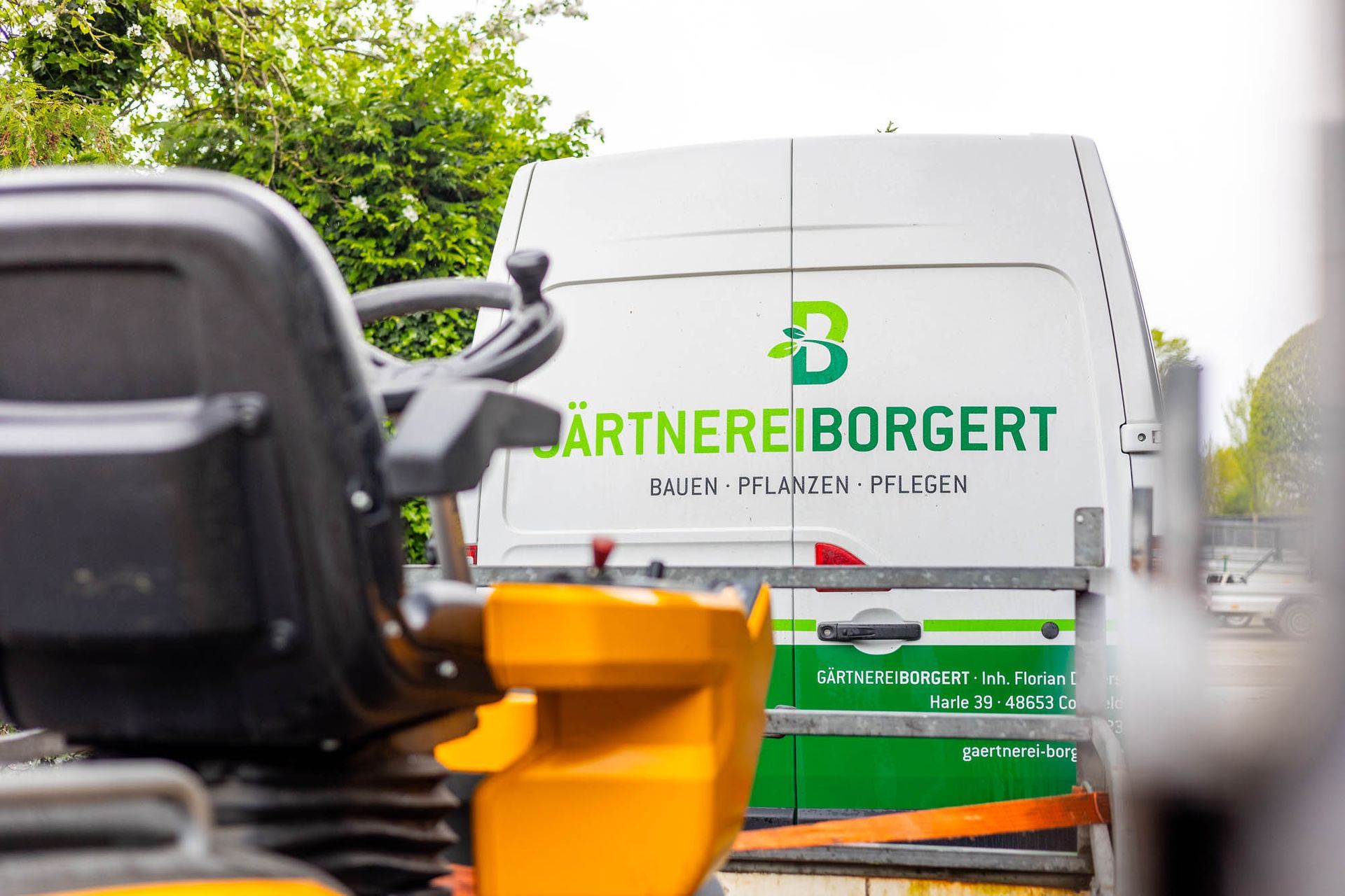 Ein weißer Lieferwagen mit dem Wort Borgert auf der Rückseite