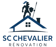 Logo d'un chevalier sur le toit d'une maison bleue tenant une lance et un bouclier ; « SC CHEVALIER RÉNOVATION » en dessous.