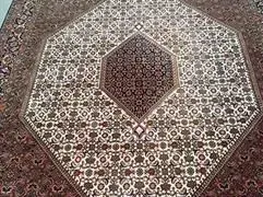 Eine Nahaufnahme eines Teppichs mit einem sechseckigen Muster.