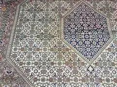 Eine Nahaufnahme eines Teppichs mit einem Muster.