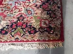 Eine Nahaufnahme eines Teppichs mit einem Blumenmuster.