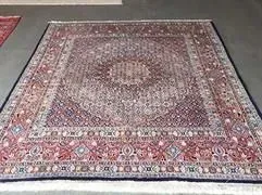 Auf einem Betonboden liegt ein großer Teppich.