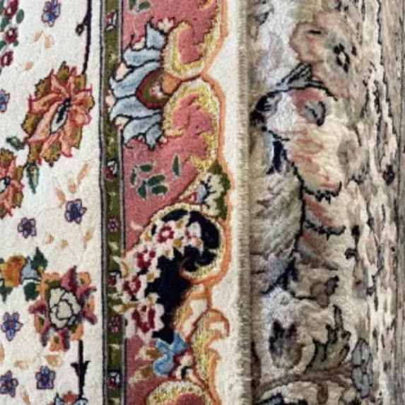 Eine Nahaufnahme eines Teppichs mit einem Blumenmuster.