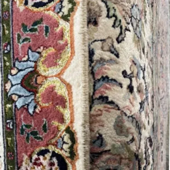 Eine Nahaufnahme eines Teppichs mit einem Blumenmuster.