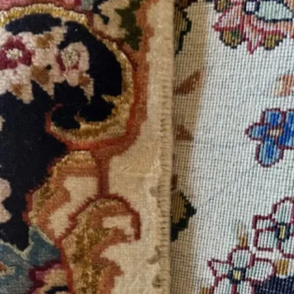 Eine Nahaufnahme eines Teppichs mit Blumen darauf