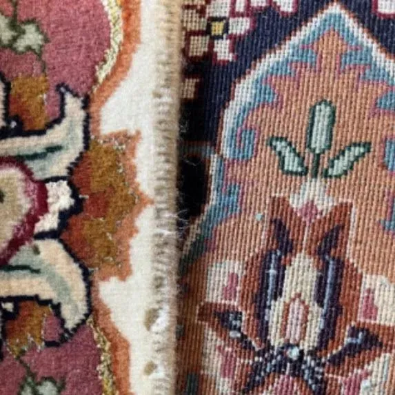 Eine Nahaufnahme eines Teppichs mit einem Blumenmuster darauf