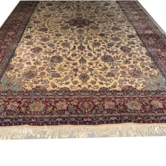 Auf einem Tisch liegt ein Teppich mit Blumenmuster.