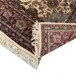 Eine Nahaufnahme eines Teppichs mit Fransen auf weißem Hintergrund.