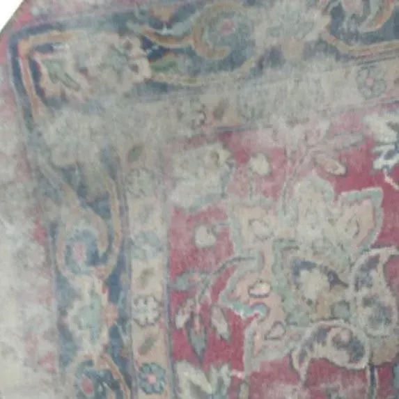 Eine Nahaufnahme eines Teppichs mit einem Blumenmuster darauf