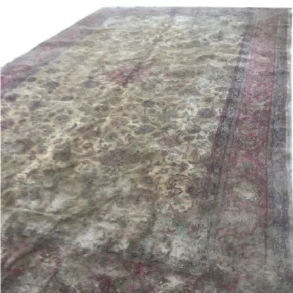 Auf einem Tisch liegt ein gemusterter Teppich.