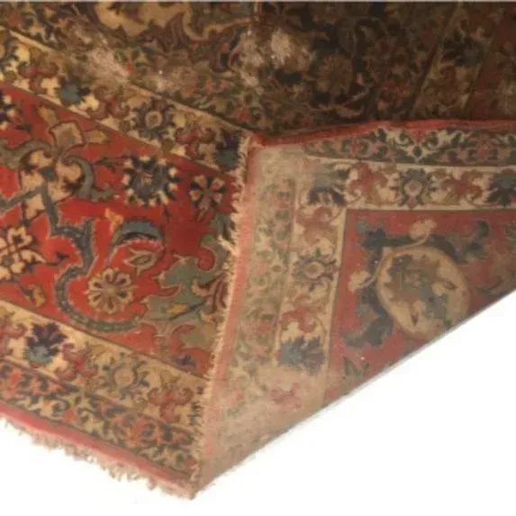 Ein Teppich mit Blumenmuster