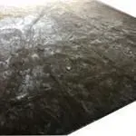 Eine Nahaufnahme eines schwarzen Teppichs auf einer weißen Oberfläche.