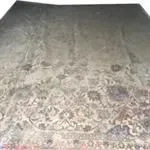 Eine Nahaufnahme eines Teppichs auf einem weißen Hintergrund.