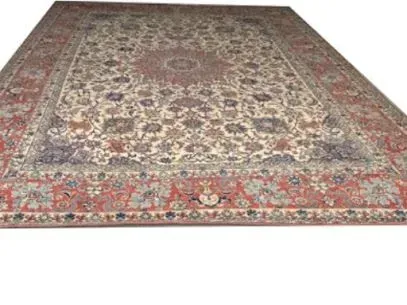 Ein Teppich mit Blumenmuster liegt auf einem weißen Hintergrund.