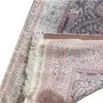 Eine Nahaufnahme eines Teppichs auf einem weißen Hintergrund.