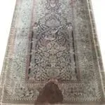 Ein Teppich mit einem Muster liegt auf einem weißen Hintergrund.