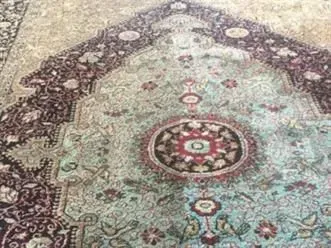 Eine Nahaufnahme eines Teppichs mit einem Blumenmuster.