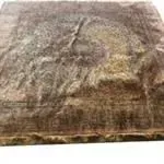 Eine Nahaufnahme eines Marmorstücks auf einer weißen Oberfläche.