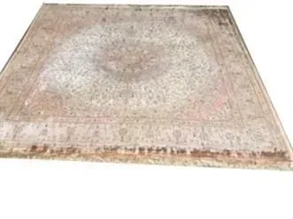 Auf einer weißen Fläche liegt ein Teppich mit kreisförmigem Muster.